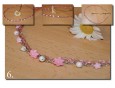 Preprosta verižica z belo-roza perlicami, ki so v obliki rožic prepletene s srebrno in roza žico.