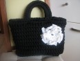 črna torbica z belo rožo