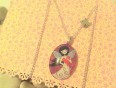 Ogrlica z motivom deklice v stekelcu na daljši srebrni ketnici