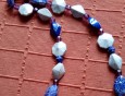 Ogrlica iz malo večjih perl modre in peščene barve