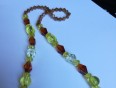 Ogrlica  v rjavo-zelenkastih tonih večjih in manjših perl
