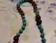 Ogrlica  z različnimi perlami raznih barv in oblik