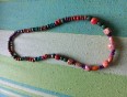 Ogrlica iz lesenih perlic, različnih barv in oblik ter velikosti