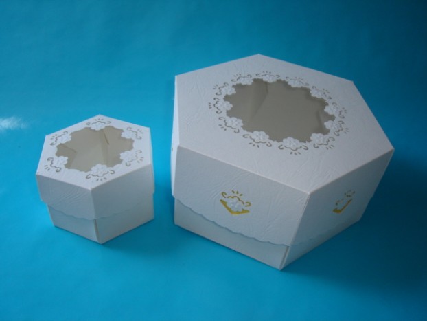 Škatlica - Škatlici, okrašeni z izsekom na pokrovu in pvc oknom