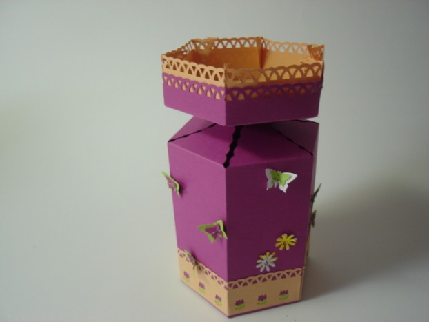 škatlica - Škatlica, 6-kotna v obliki grajskega stolpa.