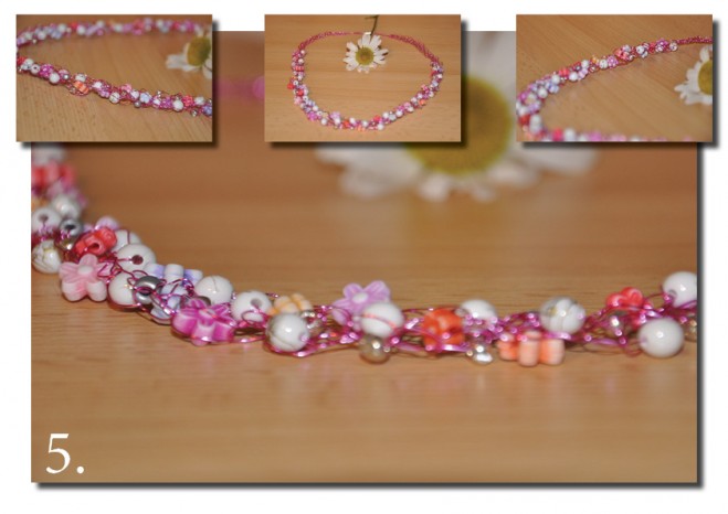 Kvačkanje žice - Bele-srebrne perlice in perlice v obliki rožic različnih nežnih odtenkov prepletene z roza žico.