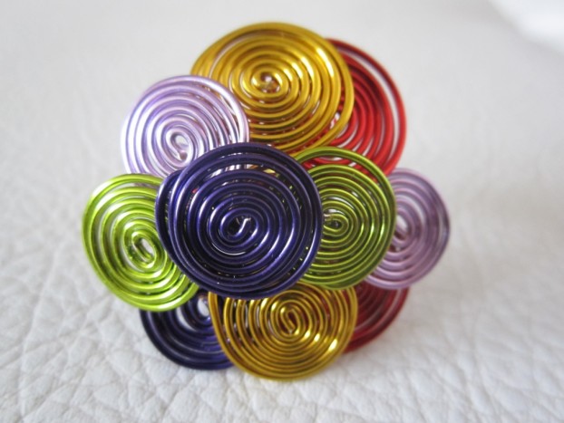 prstan iz pisanih žičk zvitih v spirale - 