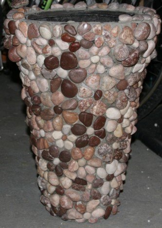 Cvetlični lonec iz Savskih kamnov - Večji cvetlični lones obložen s kamni iz Save
