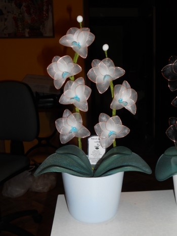 Orhideje iz najlonk - belo-svetlo modra