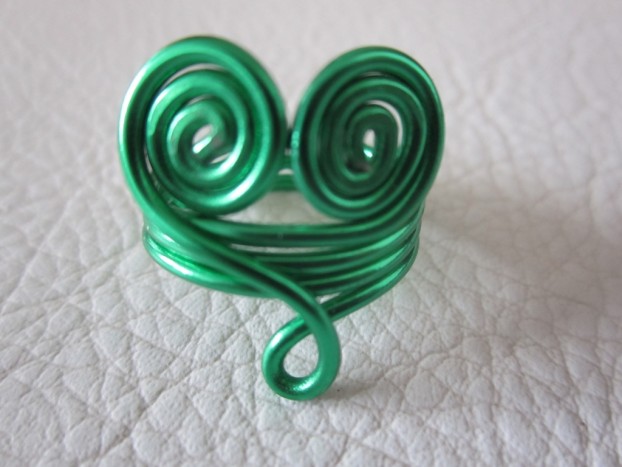 prstan srček iz temno zelene žice - 