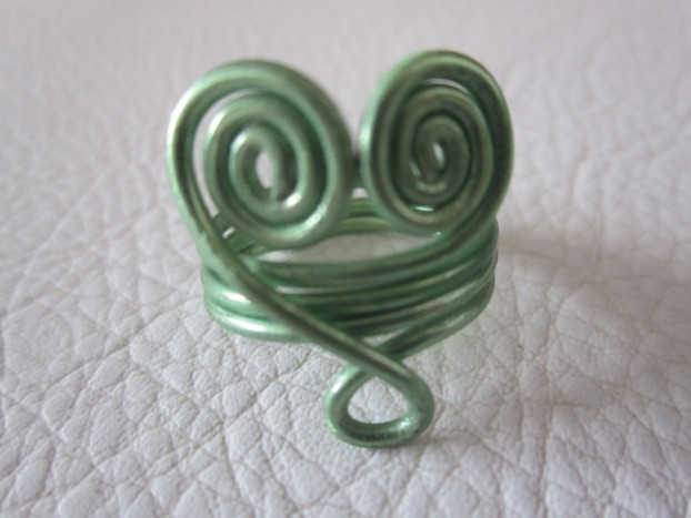 prstan srček iz zelene žice - 