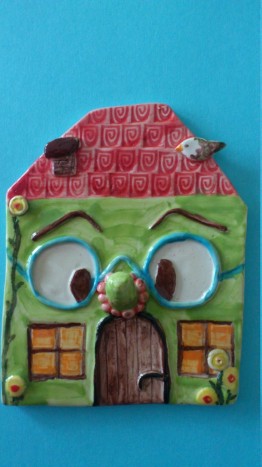 Obešalniki za male škrate - Zelena hišica z očali in ptičko.