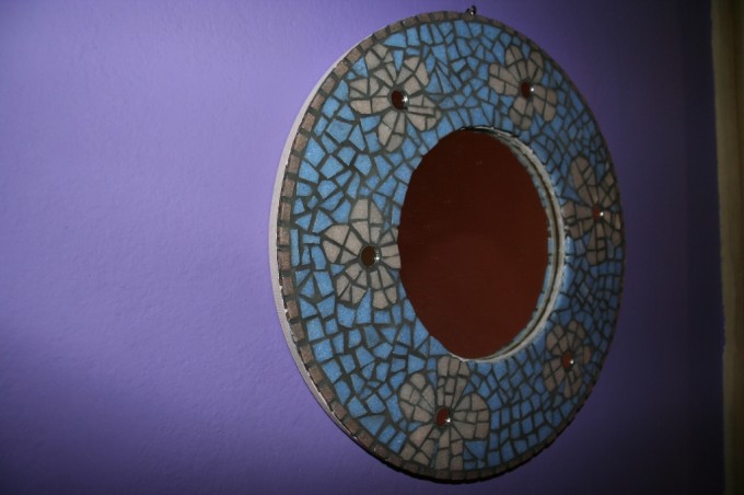 Mozaik: Modro okroglo ogledalo z rožnatimi rožami - 