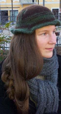 filcan volnen klobuček, rjav in zelen - 