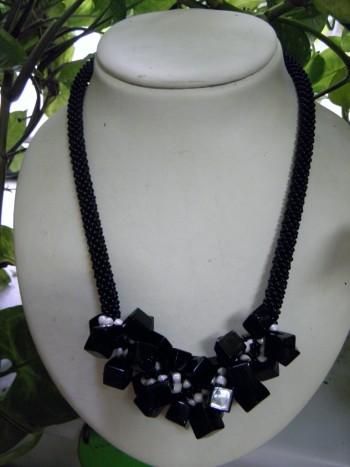 unikatno kvačkane ogrlice - črna unikatno kvačkana oglica , za vsakopriložnost