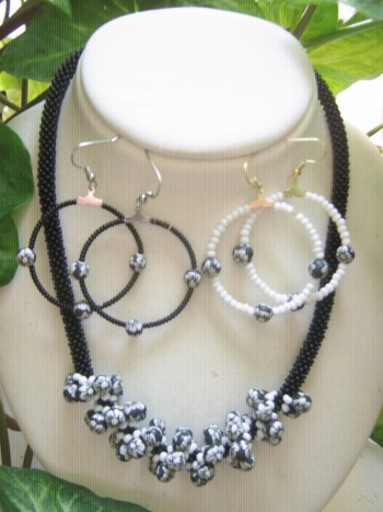 unikatno kvačkane ogrlice - unikatno kvačkana ogrlica v črno-beli izvedbi, z uhani