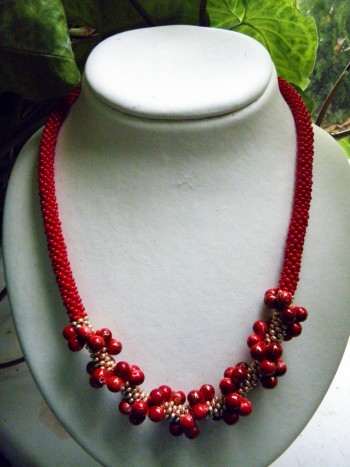 unikatno kvačkane ogrlice - unikatno kvačkana ogrlica v rdeče-zlati kombinaciji