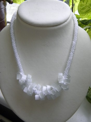 unikatno kvačkane ogrlice - unikatno kvačkana ogrlica, bele barve