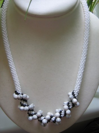 unikatno kvačkane ogrlice - unikatno kvačkana ogrlica, belo -črna kombinacija
