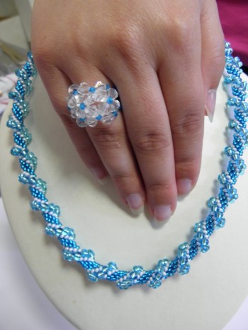 unikatno kvačkane ogrlice - unikatno kvačkana ogrlica, v modri barvi s prstanom