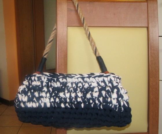 Kvačkane torbice - Modrobela kvačkana torbica