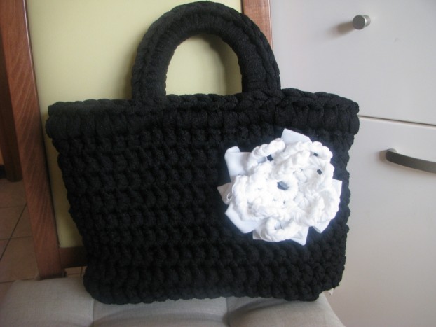 Kvačkane torbice - črna torbica z belo rožo