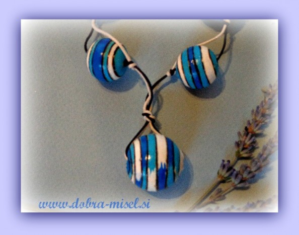 Lesena ogrlica "Valovanje" - Lesene perle izžgane v les in barvane z akrilnimi barvami