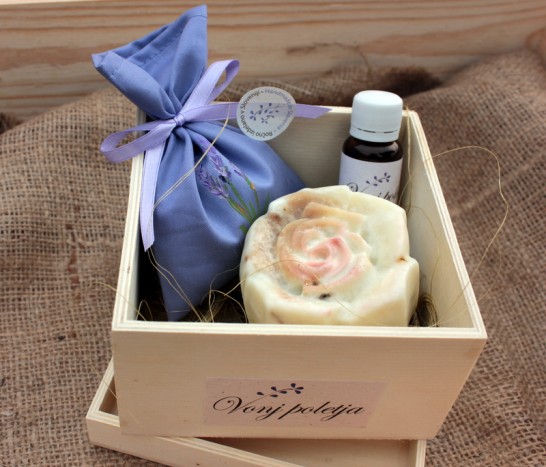 Sivkin darilni paketi - Darilna škatlica vsebuje: sivkino milo vrtnica + 100% sivkino olje + sivkini posušeni cvetovi