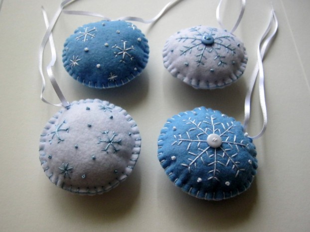 Božični okraski - bele in modre snežene krogle - 