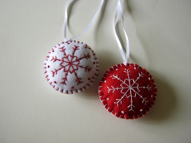 Božični okraski - bele in rdeče krogle - 
