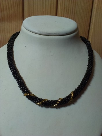 črno-zlata kombinacija unikatno kvačkane ogrlice, - 