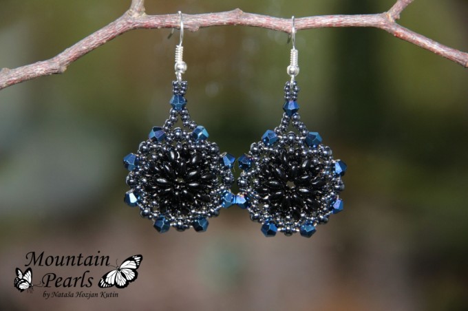 Viseči uhani iz perlic v črni in modri barvi - Viseči uhani iz perlic v črni in modri barvi