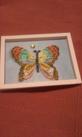 metulj in rumeni biser - Metulj narejen v quilling tehniki jesenskih barv