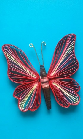 Rdeč metulj - Metulj narejen v husking tehniki quillinga v rdeči barvi