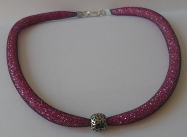Ogrlica iz perl v kombinaciji rožnate in črne barve - 