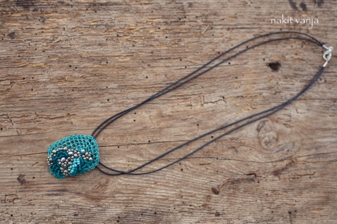 Ogrlica z obeskom iz kvačkane žice - 