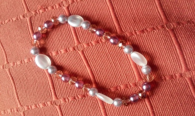 Zapestnica iz belih perlic - Zapestnica sestavljena iz belih perl, različne oblike