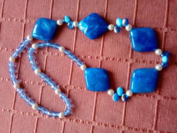 Ogrlica v modrih tonih - Ogrlica, kjer so uporabljene perle različnih veličin