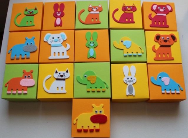 Darilne škatlice za darilca za otroke na rojstnodnevni zabavi, različnih barv, velikost 11 x 11 cm, okrašene s figuri - 