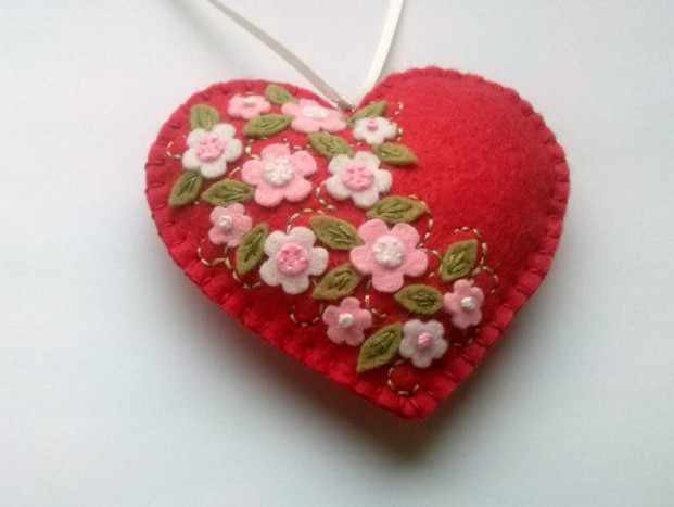 Valentinovi srčki - rdeč srčkek iz filca z rožicami - 