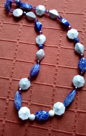 Modro-bela ogrlica - Ogrlica iz malo večjih perl modre in peščene barve
