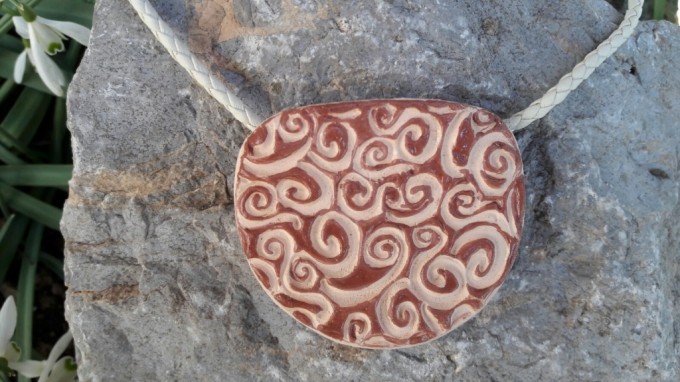 OBESKI iz keramike - GORENJSKI NAGELJ , idrijska čipka - 