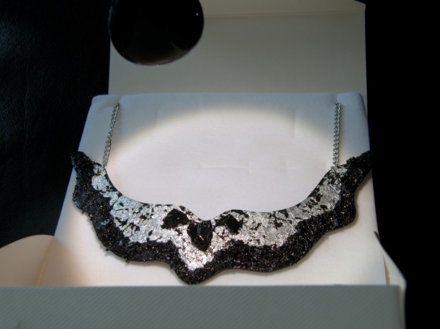Ogrlica KUOLMi - Elegantna ogrlica izdelana iz premoga in srebrnih lističev. Unikatna in neponovljiva.
