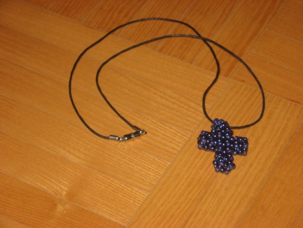Ogrlica - temno moder mali križ - 