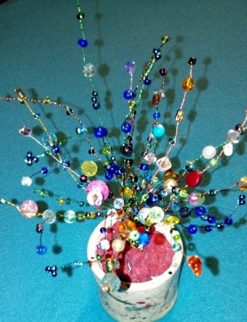 Drevo čudežev - Na žičke nanizane razne perle, vse skupaj združeno v drevo. Zagipsano v posodico, tudi ročno narejeno
