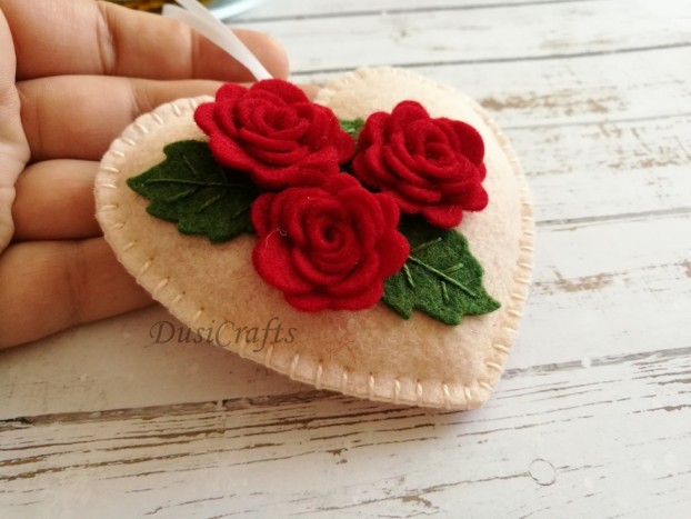 Dekorativni srček iz filca z rdečimi vrtnicami - 