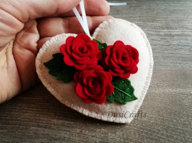 Dekorativni srček iz filca z rdečimi vrtnicami - 