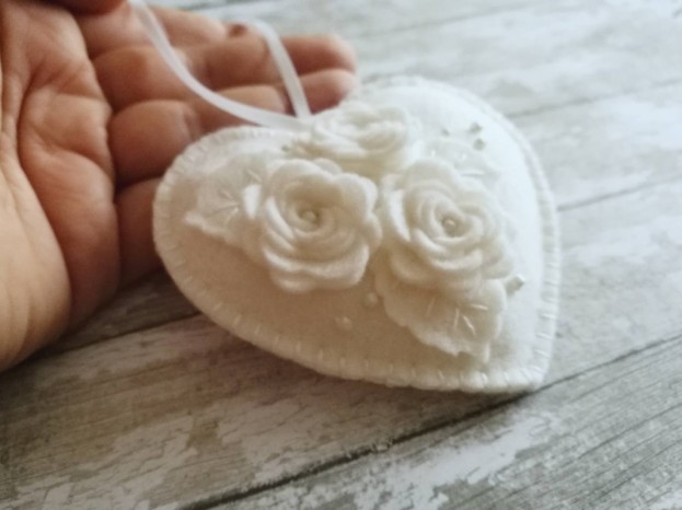 Dekorativni srček iz filca z belimi vrtnicami - 