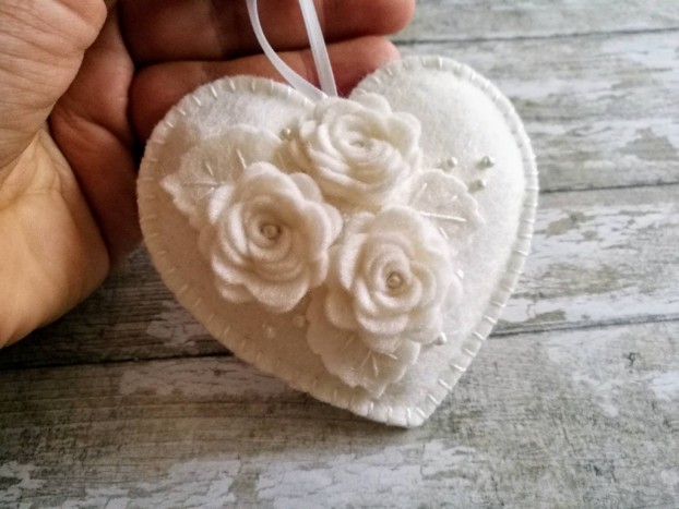 Dekorativni srček iz filca z belimi vrtnicami - 