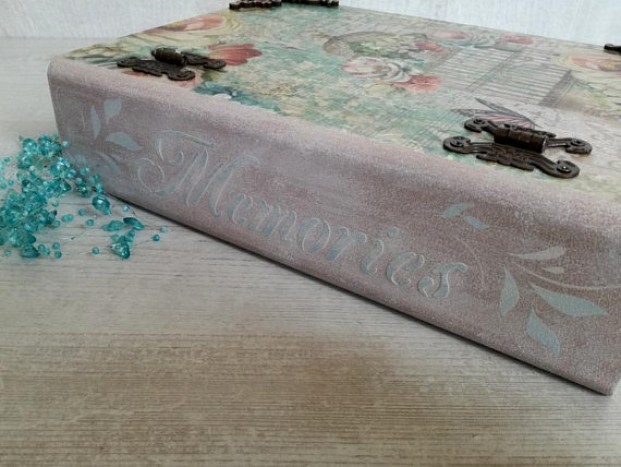 Lesena škatla v obliki knjige - 